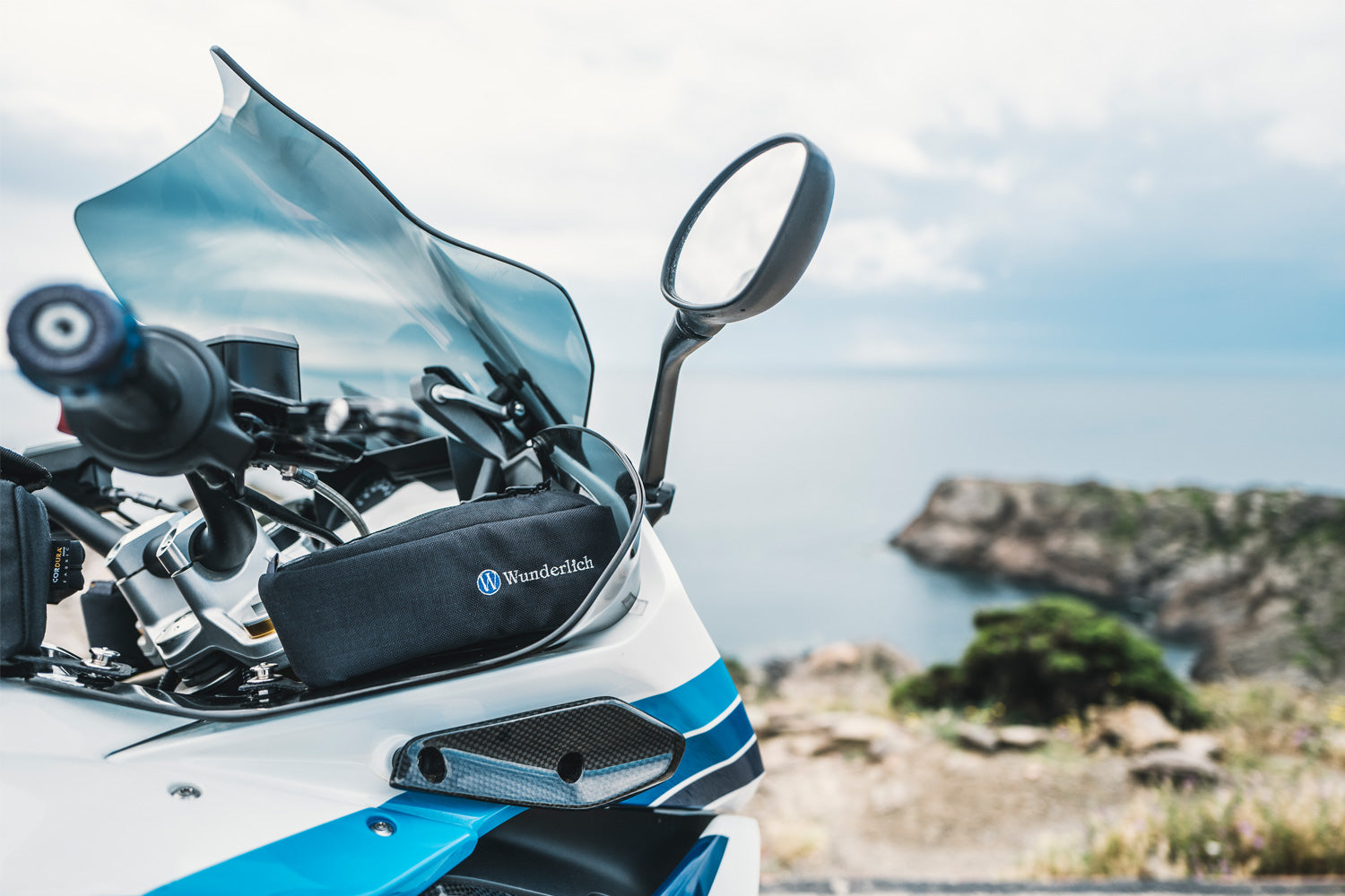 The refined and fitted Fairing Pouch for everything you need quickly to hand
