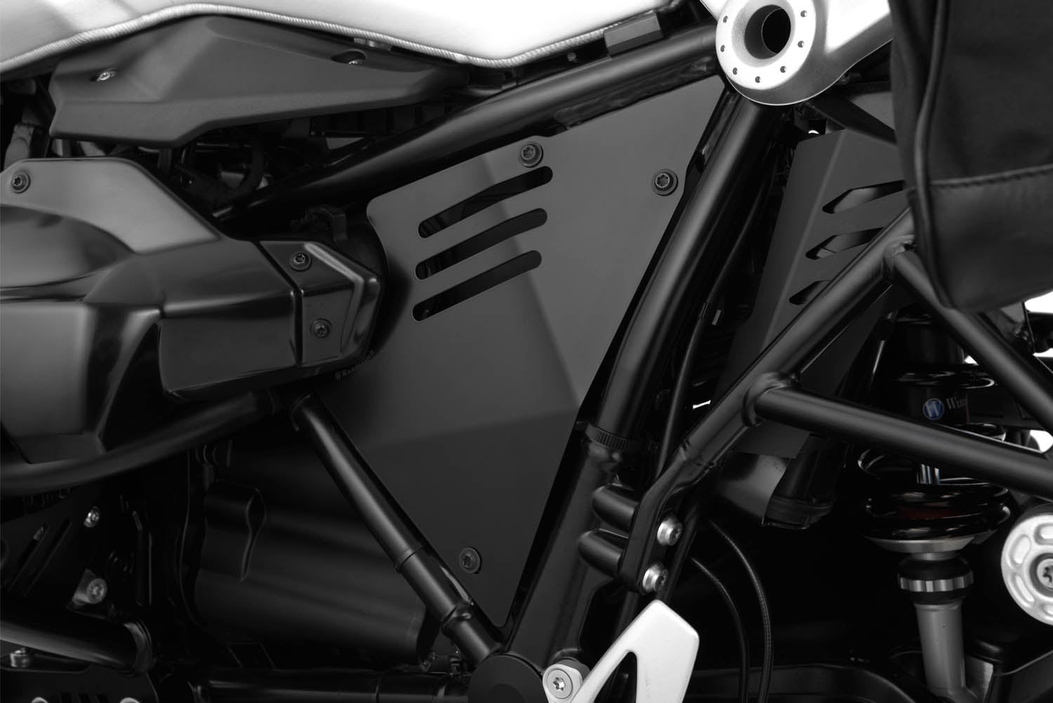 This cover closes the frame triangle on the R nineT and thus covers the air filter box