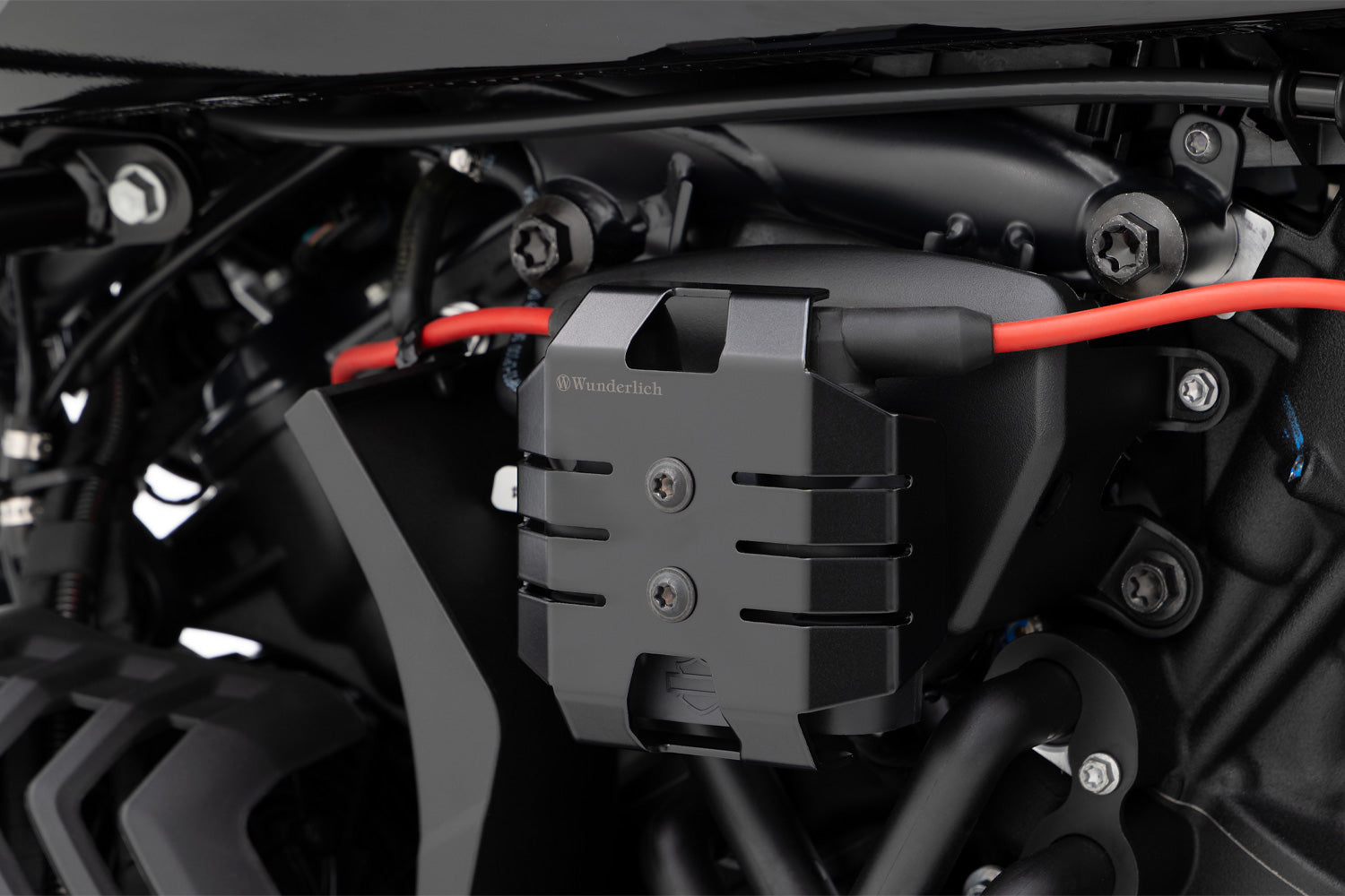 Covers the ignition coil and integrates the area perfectly into the overall design of the motorcycle