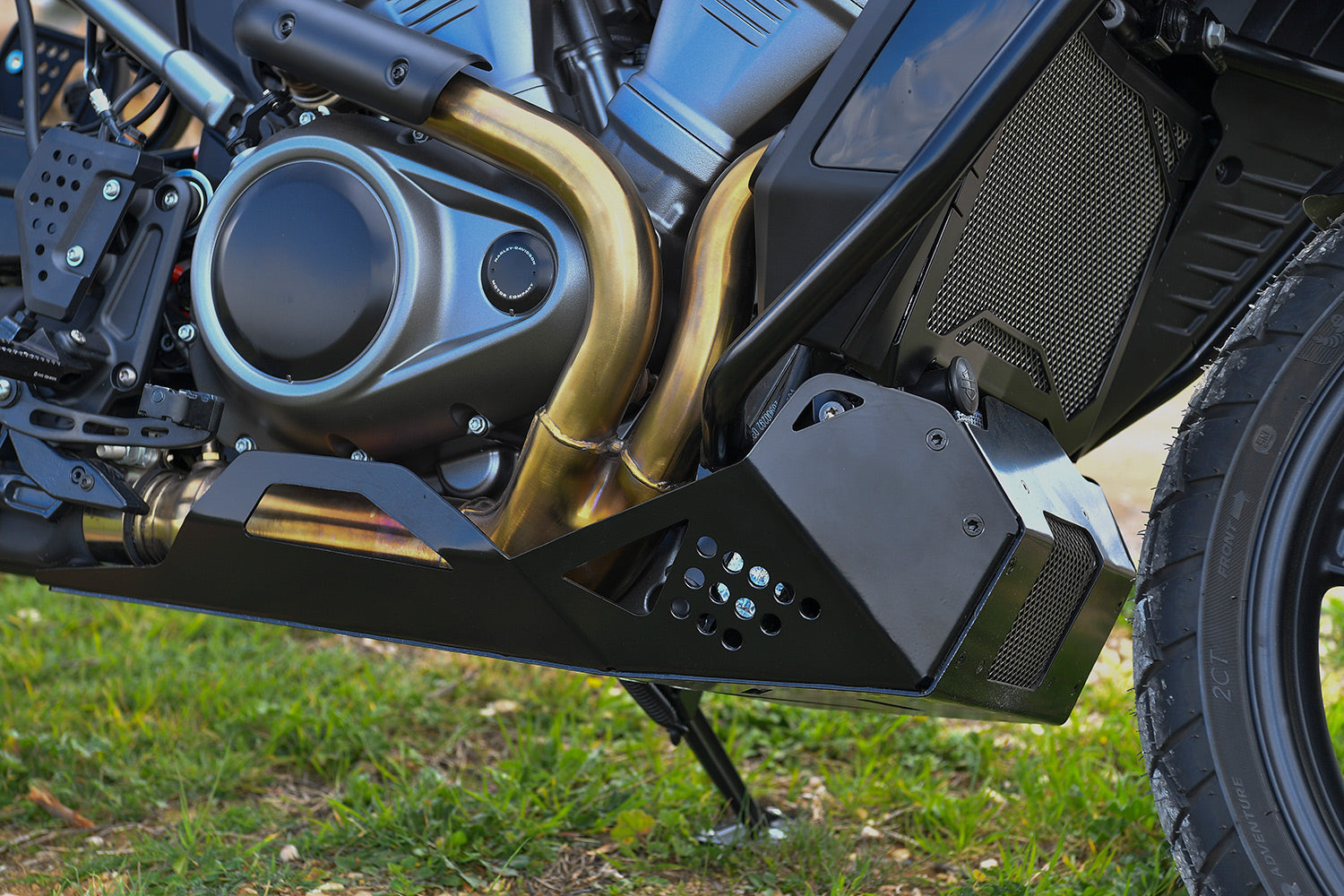 The flawless engine protection in a slim design for the GS protects the engine and manifold from damage
