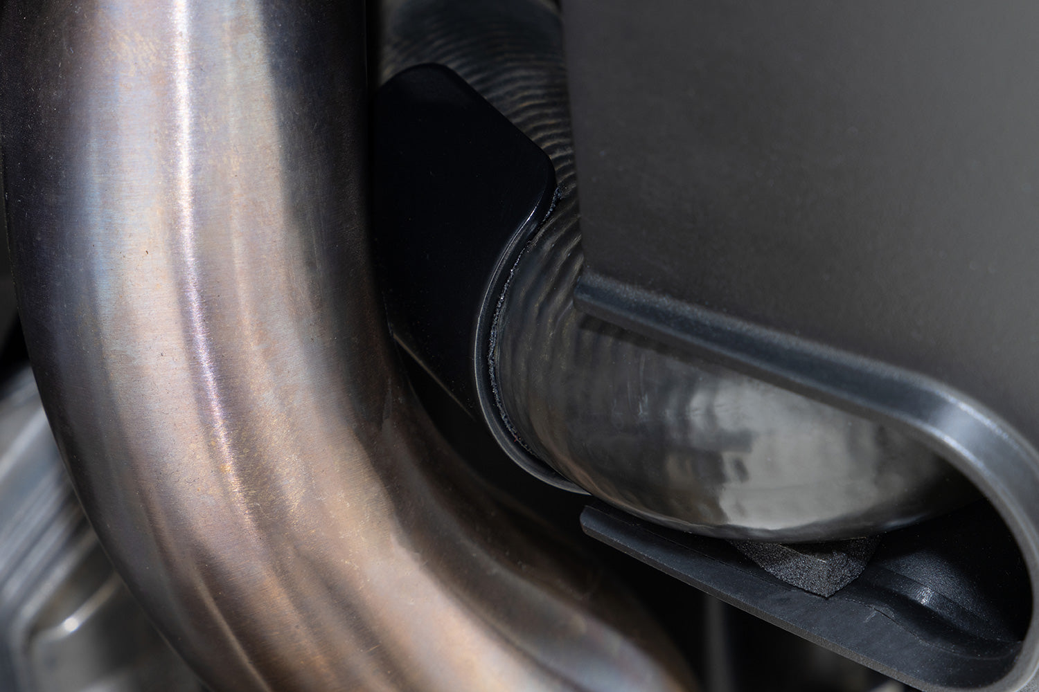 Together with heat protection wrap, the heat shield plate offers protection from heat radiation