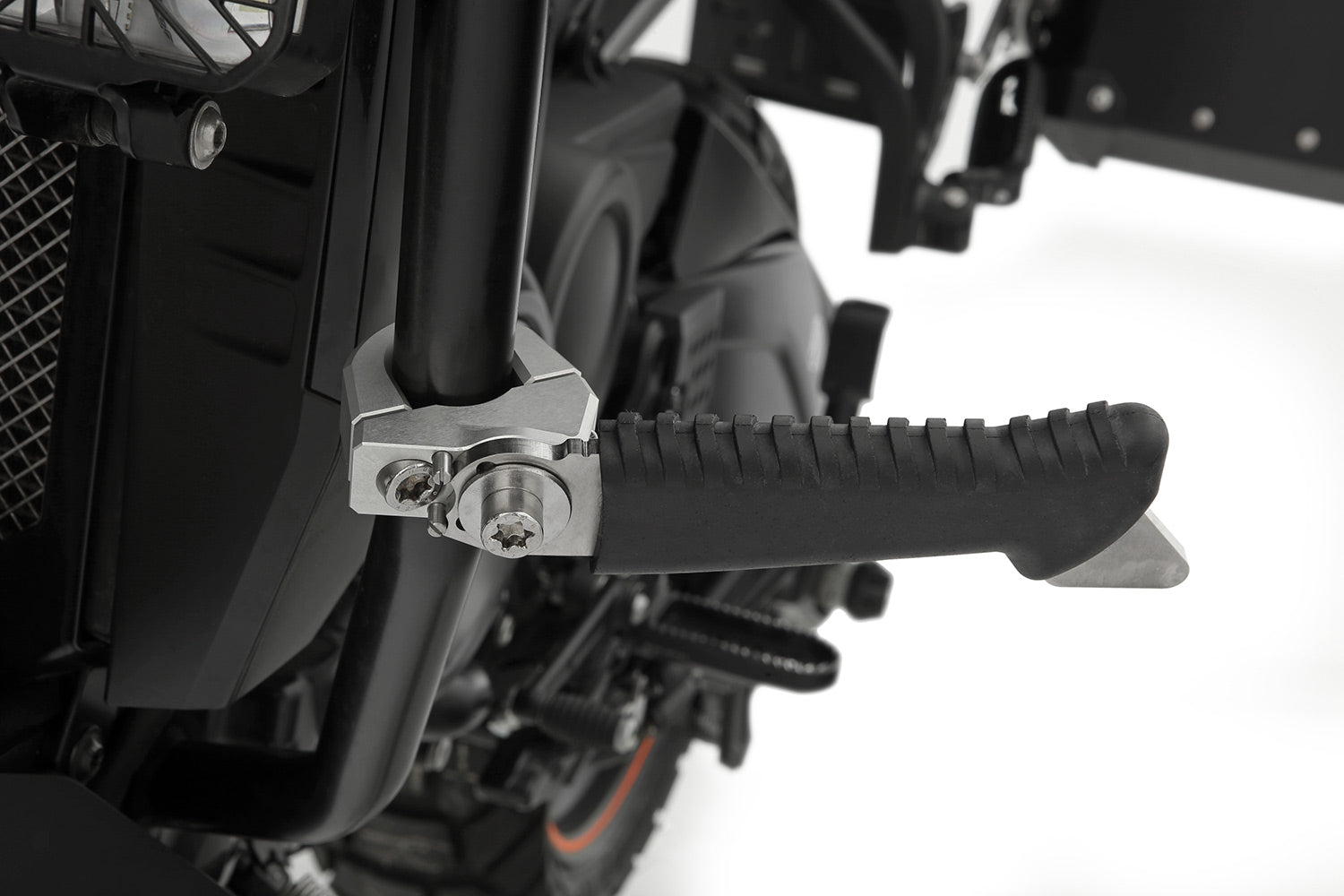 The practical and comfortable crash bar foot rests allow relaxed riding, even on long trips. 