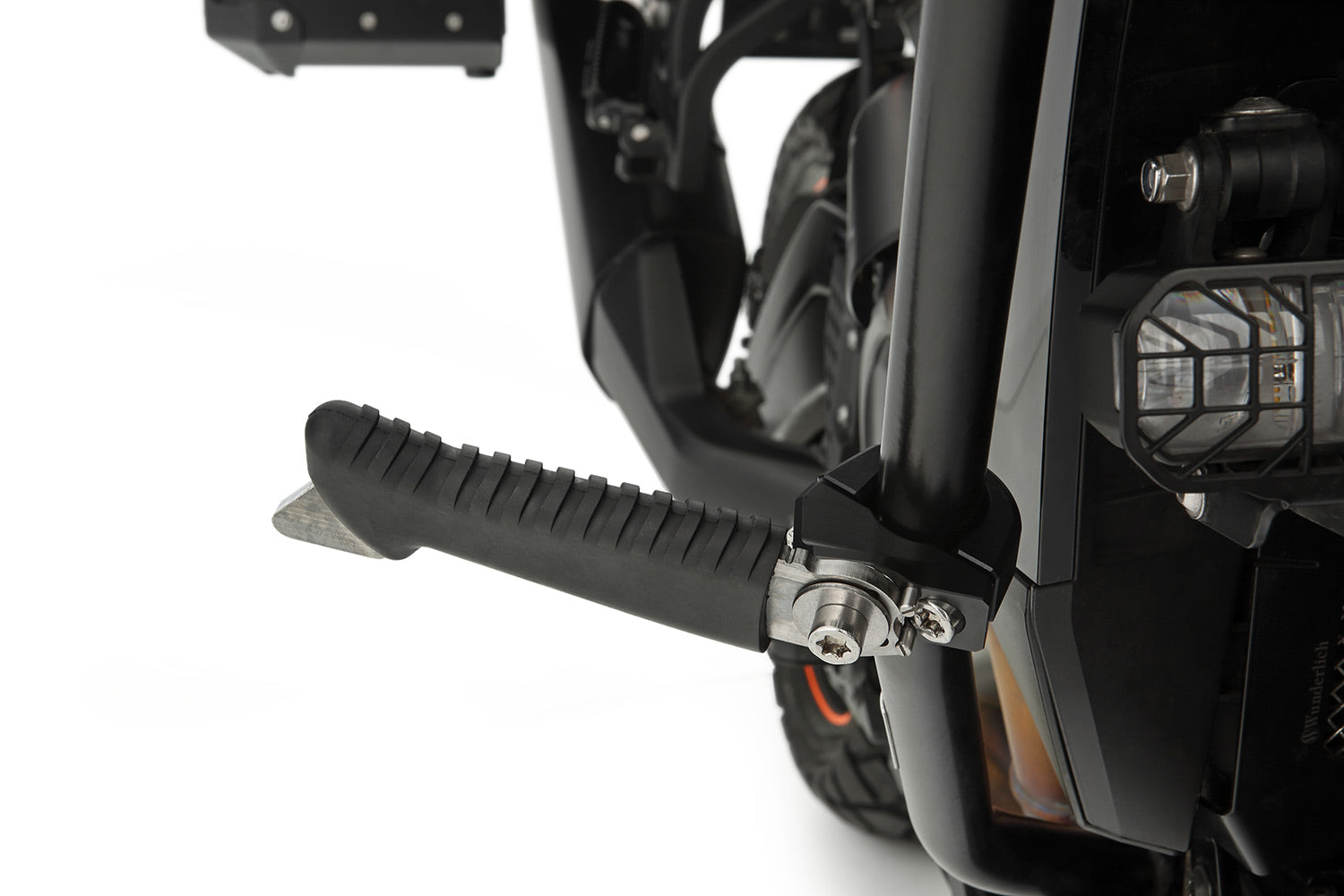 The practical and comfortable crash bar foot rests allow relaxed riding, even on long trips. 