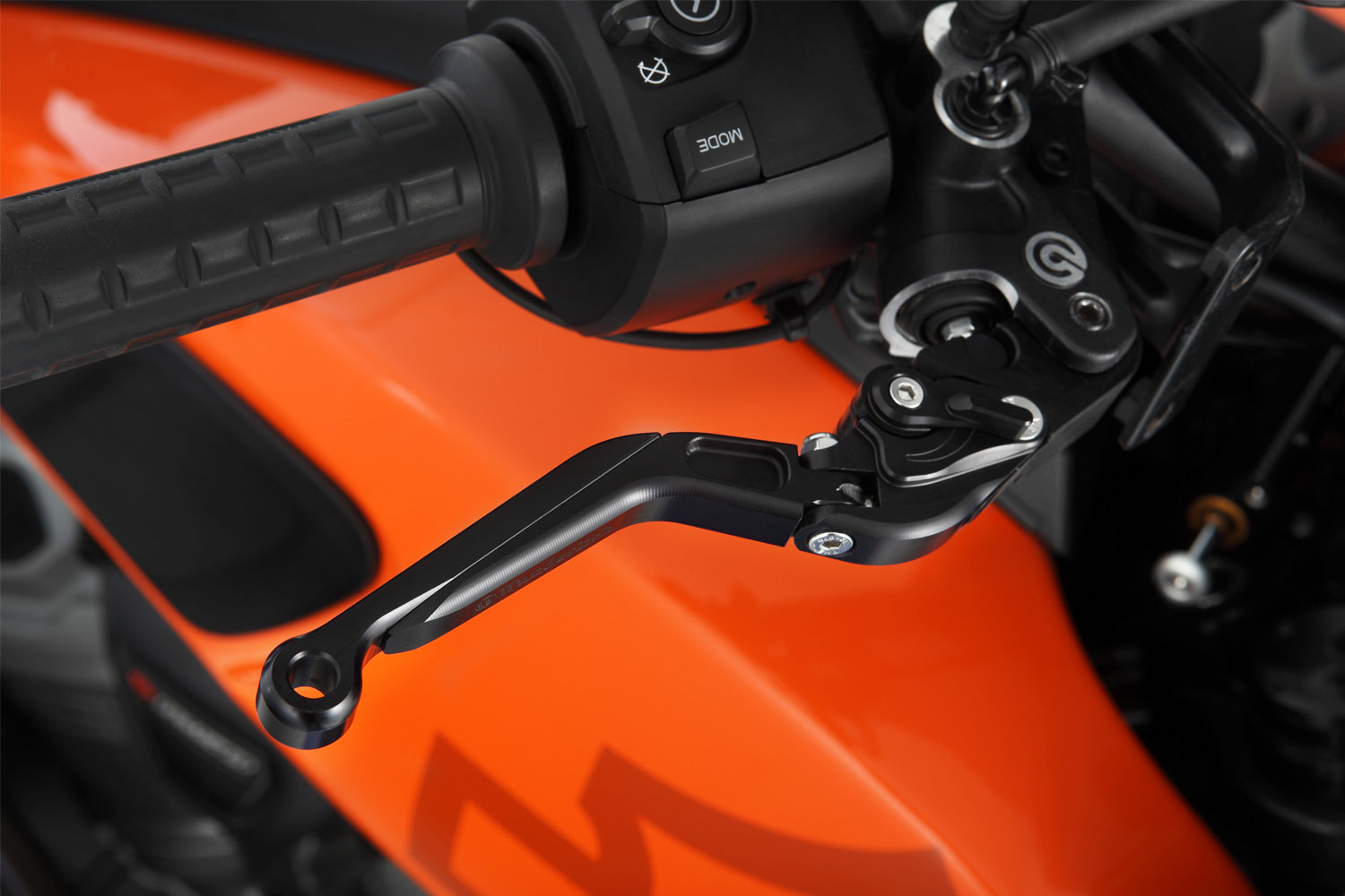 This brake lever offers you greater comfort, improved safety, better accuracy and optimum control of your bike