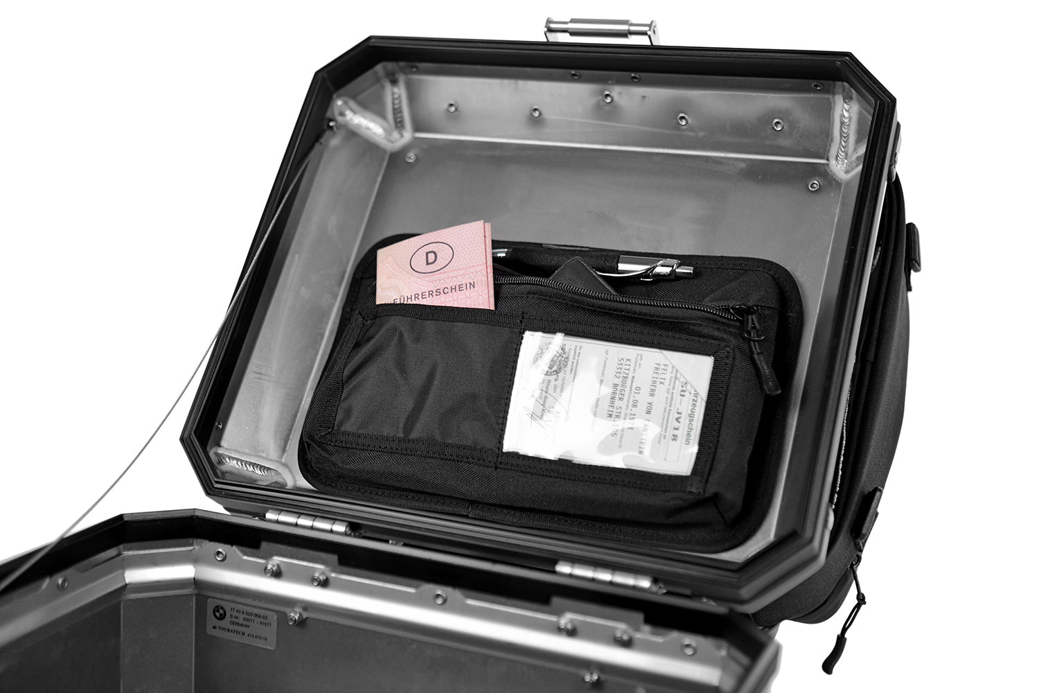 Now the side and top case lids can also be used for convenient and practical storage.
